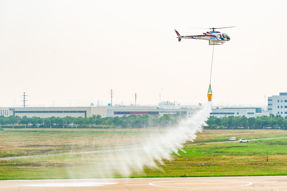AC311A进行飞行预演。摄影：岳书华-1
